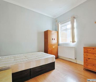 2 bed Flat in Plough Road , London, SW11 2AL - Photo 1