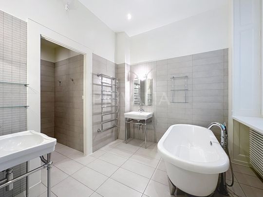 Unique : Appartement de prestige avec jardin privatif et appartement indépendant à deux pas de l'Église Russe - Photo 1