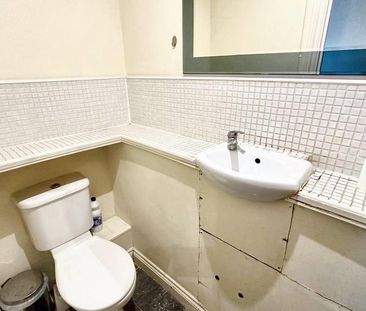 1 bedroom in a flat share to rent - Photo 4