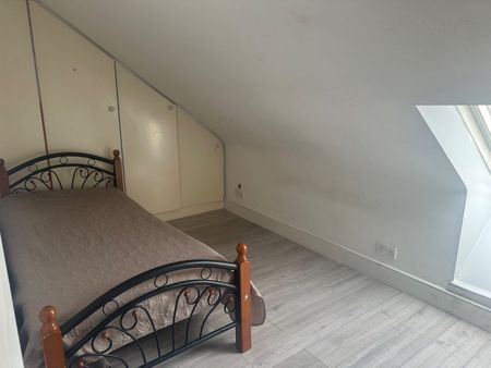 4 Bed Flat, Eastern Avenue, IG4 - Photo 2