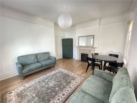 A charming furnished one-bedroom flat in the city center, close to Winchester train station. - Photo 3