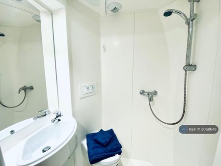 1 bedroom in a flat share to rent - Photo 5