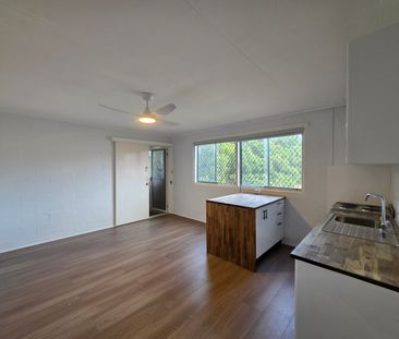 Centrally Located Top-Floor 1 Bedroom Unit - Photo 4