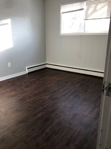 1 BDRM/1 BATH - 422 4TH AVE N - Available MAR 1 - Photo 2