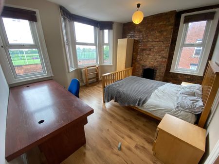 4 Bed Terraced House, Moseley Road, M14 - Photo 4