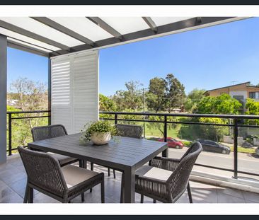NORTH-FACING PARK VIEWS & STYLISH TOP-FLOOR LIVING - Photo 4