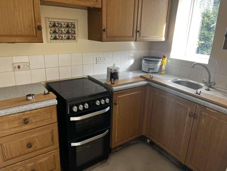 Charming Semi-Detached 2-Bedroom Bungalow for Long-Term Let Boasting a private garden with countryside views, off-road parking, gas central heating, and an invi - Photo 4