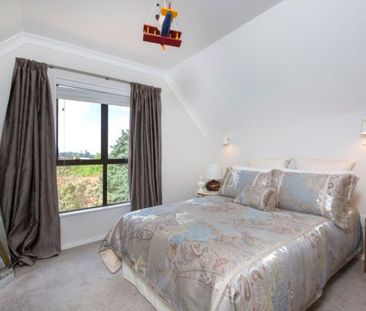 LARGE FAMILY HOME - Photo 6