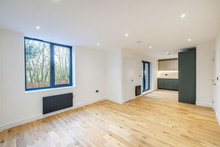 3 bedroom flat to rent - Photo 5