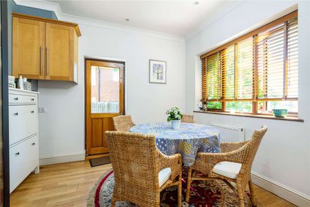 A lovely five bedroom detached house situated on a quiet cul de sac with a large private garden. - Photo 4