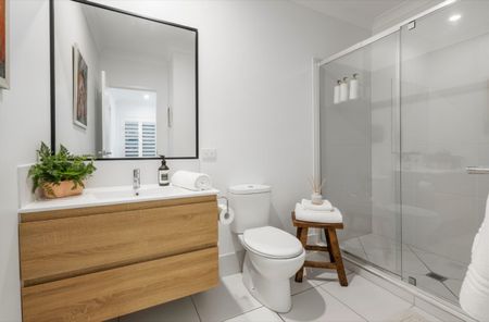 Chic Two-Bedroom Retreat in a Peaceful Location - Photo 4