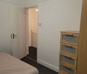 Room in a Shared House, Springfield Drive, IG2 - Photo 1