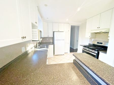 For Lease - 316 Gells Road Unit# Upper, Richmond Hill, Ontario - Photo 5