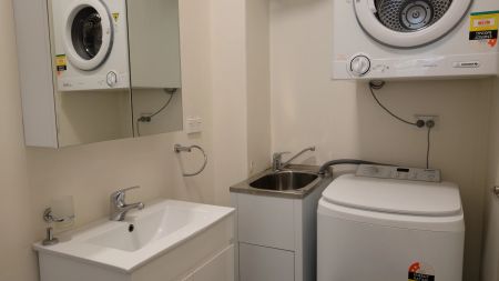 Modern Furnished Studio with Private Courtyard - Prime Location - Photo 5