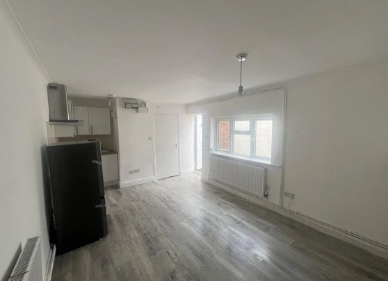 Studio Flat, Blackbird Hill, NW9 - Photo 1