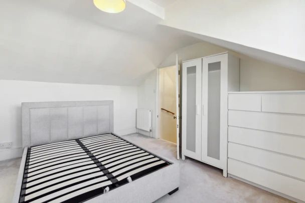 2 bedroom flat in London - Photo 1