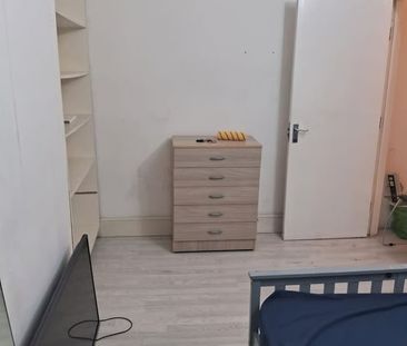 Room in a Shared House, Vicarage Lane, E15 - Photo 2