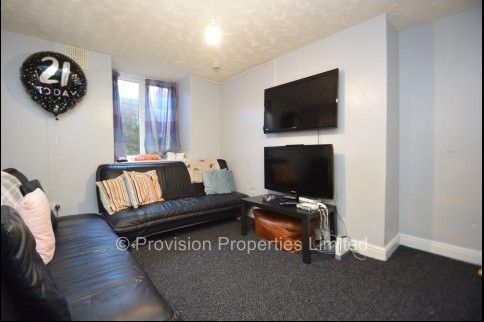6 Bedroom Student Houses in Leeds - Photo 1