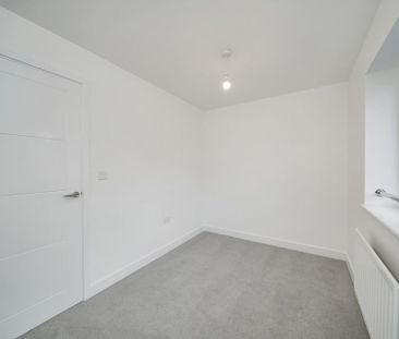 4 bedroom semi-detached house to rent - Photo 5