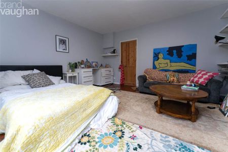 3 bedroom flat to rent - Photo 4