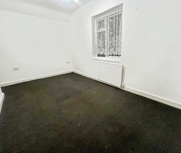 4 bedroom end of terrace house to rent - Photo 3