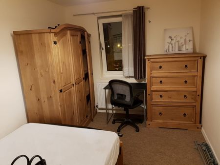 5 Bed Semi-Detached House, Elgar Path, LU2 - Photo 5