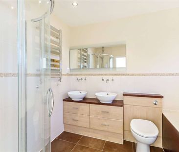 A well presented family home set in a popular Sevenoaks location. - Photo 6