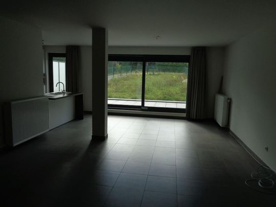 Recent (2012), ruim appartement op het gelijkvloers, ideaal gelegen vlakbij de Duitse School en op 1km van de Ring. - Photo 1