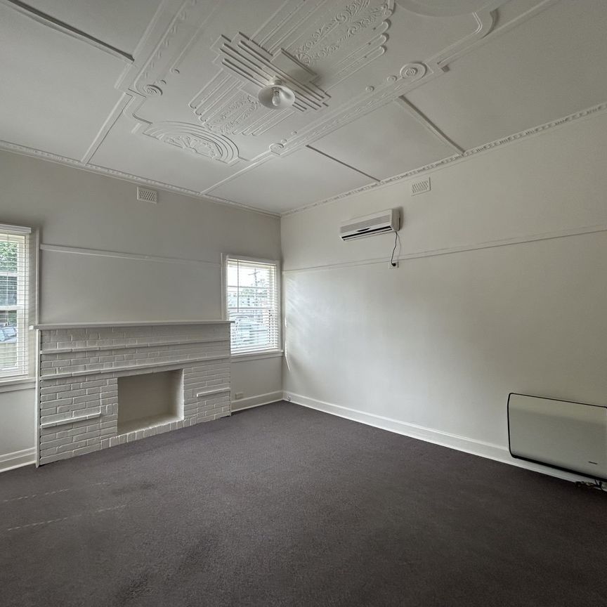 ONE BEDROOM COTTAGE ! - Photo 1