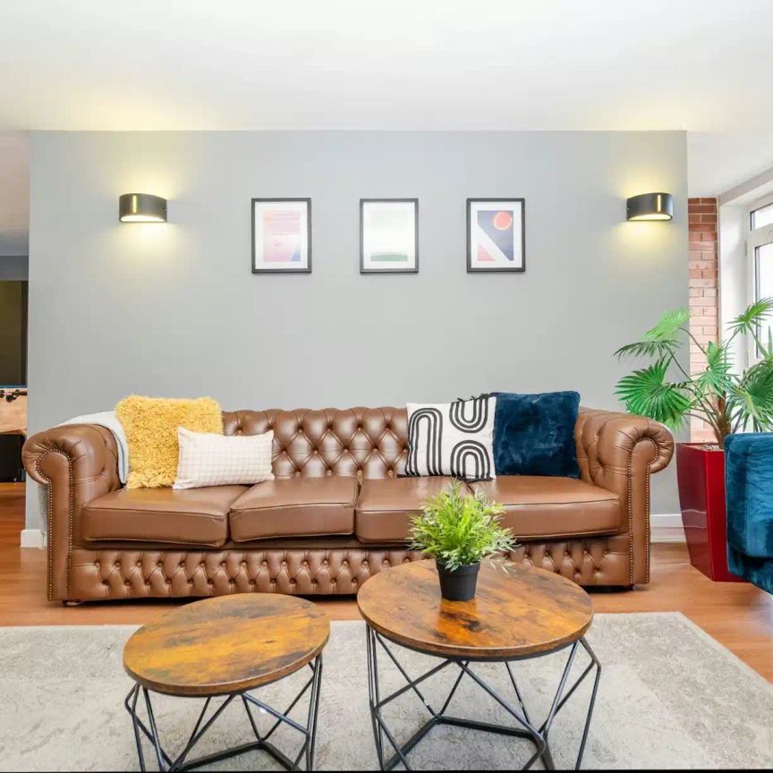 Studio Bronze - Photo 1