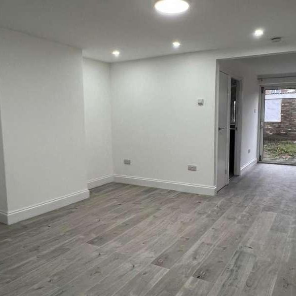 Shepherds Close, Romford, RM6 - Photo 1