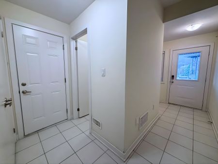 For Lease - 590 North Service Road Unit# 100, Hamilton, Ontario - Photo 4