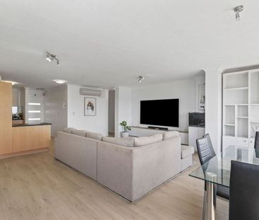 Fully Furnished Apartment with Breathtaking Views - Photo 2