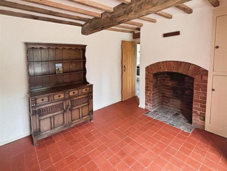 3 bedroom character property to rent - Photo 2