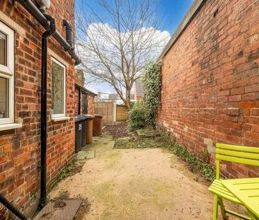 Large Property // Spare Room // Available Now!, LN5 - Photo 6