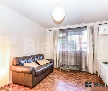 Larger than average & Mid-Century apartment - Photo 2