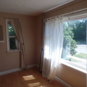 2 bdrms, 1 bath, upper main level near Stampede Park! - Photo 2