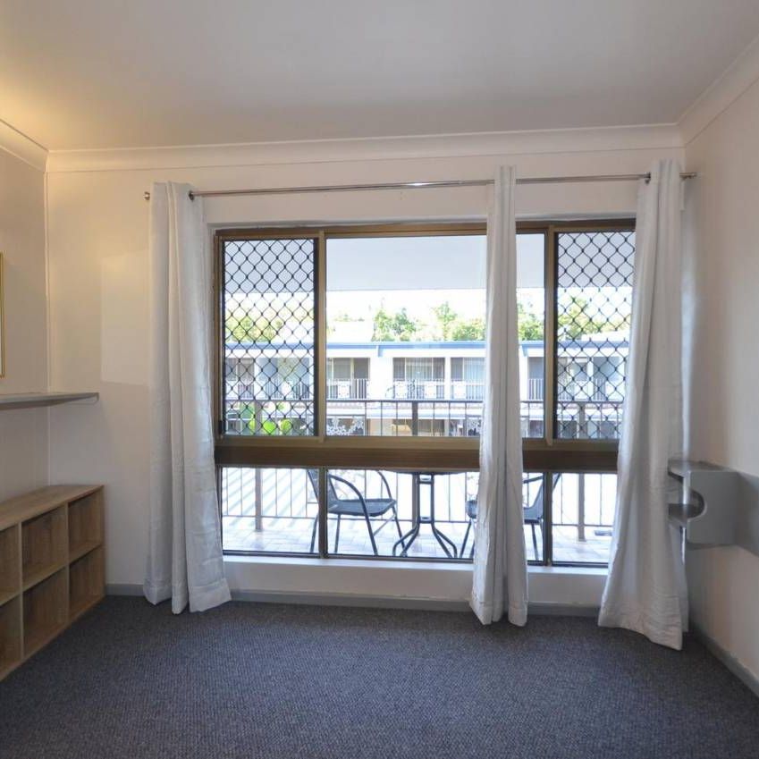 Unfurnished Upstairs Studio Apartment - Carport - Swimming Pool - Photo 1