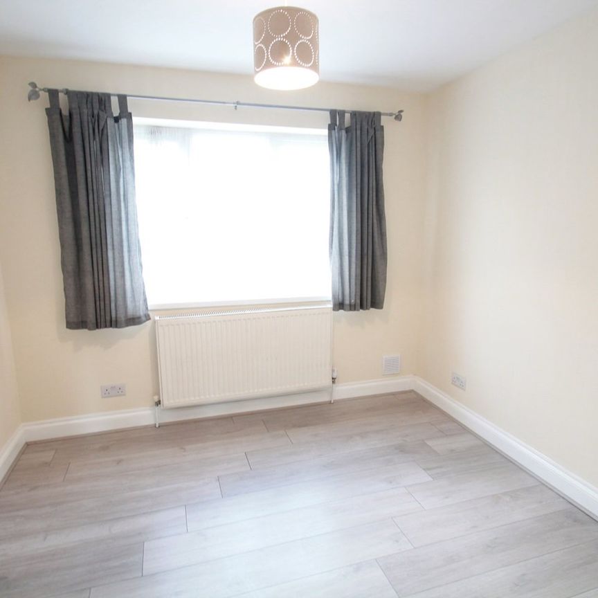 5 Bed End Terrace, Lewis Crescent, NW10 - Photo 1