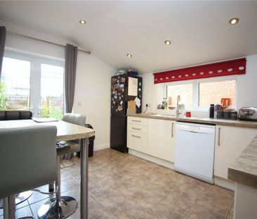 4 bedroom semi-detached house to rent - Photo 3