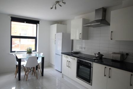 4 bedroom flat to rent - Photo 2