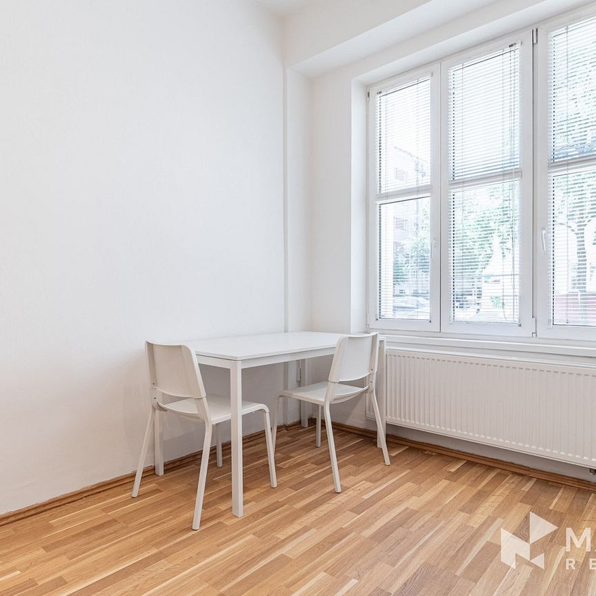 Pronájem bytu 1+1 56 m² - Fotografie 1