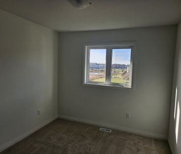 For Lease - 29 Whelan Court, Thorold, Ontario - Photo 3