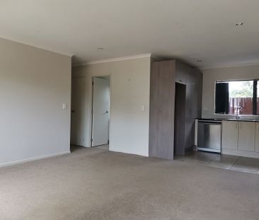 2 Bedroom standalone house in Te Atatu Peninsula - Photo 5