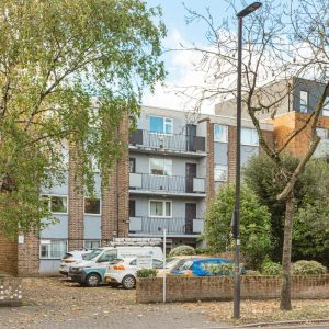 2 bedroom flat in 80 Kings Avenue - Photo 2