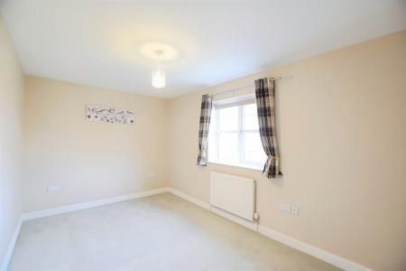 2 bedroom Semi-detached house To Let - Photo 3
