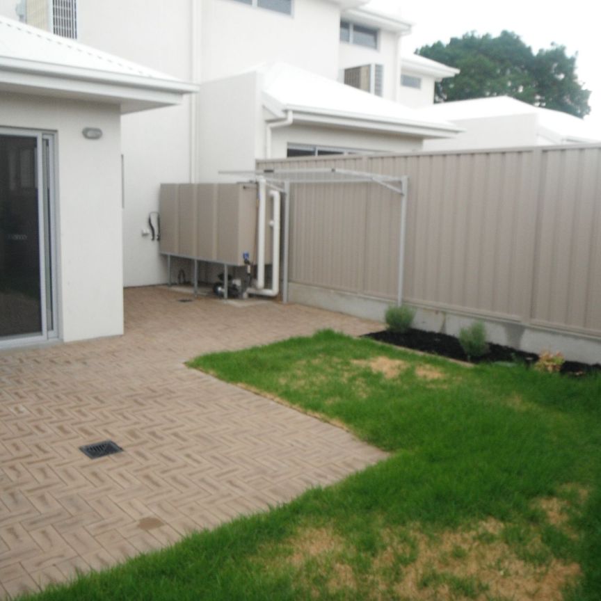 Lovely 3 Bedroom Townhouse - Photo 1