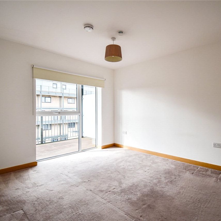 A beautiful 1 bedroom apartment located at this exclusive development only a short walk to the Railway Station and Cambridge Leisure Centre. GCH. Secure allocated parking. Phone entry system. Communal gardens. Unfurnished. - Photo 1