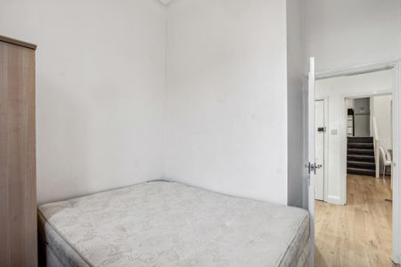 2 bedroom flat in Ladbroke Grove - Photo 3