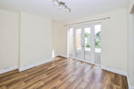 4 bedroom semi-detached house to rent - Photo 2